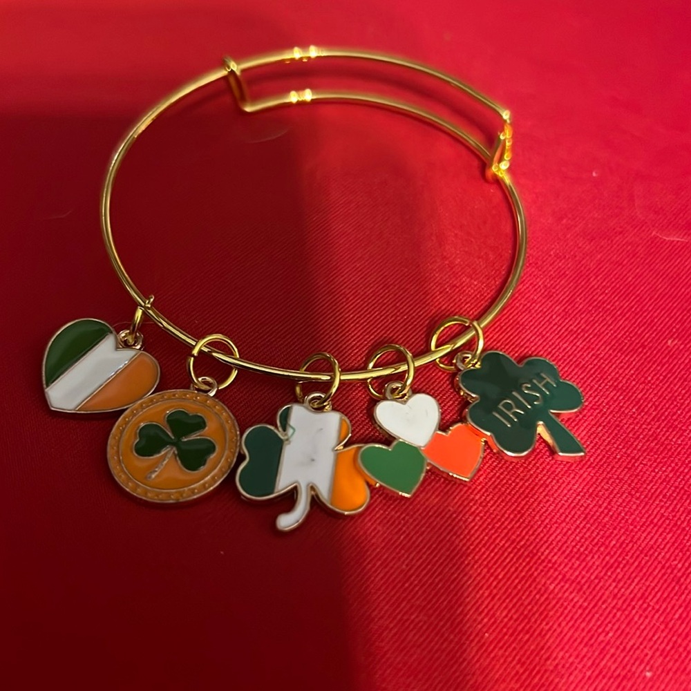 Beautiful Expandable St. Pattys  Charm Bracelet